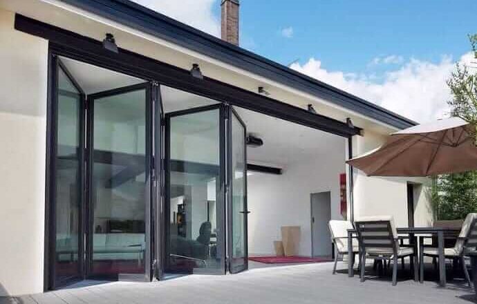  Katlanır Cam Balkonlar ile Mekânlara Dört Mevsim Konfor ve Estetik